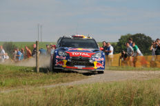 Sébastien Loeb gewinnt nicht. Ein Reifenschaden macht die Stallregie von Citroen obsolet.
